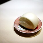 銀座 鮨 桃の木 - ミルクパンは少し甘くてモチモチで、酢豚のソースを余すことなく掬って頂くのに最適