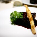 銀座 鮨 桃の木 - スペシャリテの黒酢の酢豚は別格の美味しさ、添えられた真菰ダケと柘榴も良いアクセント！