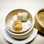 銀座 鮨 桃の木 - 点心２種は、とびっこトッピングの香港焼売とピーナッツ入りの蒸し餃子