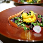 銀座 鮨 桃の木 - 海老のマンゴーマヨネーズソース: 添えられているのはマイクロリーフ