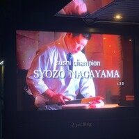 鮨 匠海 - お店は、駅から近い路地裏にありまして。でっかいビジョンにお店のこだわりが流れてます。ちなみに奥手には、嬢たちがいるお店も。