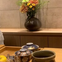 鮨 匠海 - 今宵も親方前にご案内。お花も秋仕様。