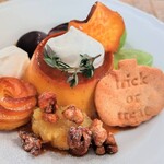 喫茶 tameiki - かぼちゃのプリンアラモード1,120円✨こっくりなめらかな、かぼちゃプリンにさつまいもチップスやスイートポテト、キャラメリゼナッツ、さつまいもソテーが散りばめられた4日間限定メニュー！