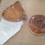 鶴巣パーキングエリア（上り線） スナックコーナー - 2024/10　クロワッサン潰したパン（左）　鶴巣あんぱん（右）