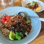 神武食堂 - 汁なし担々麺と半チャーシュー丼