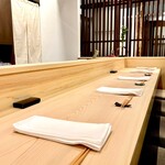 味ひろ - カウンターは8席