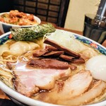 奈つやの中華そば - メンマは色濃い目ですがしょっぱさのない旨味凝縮系の色の濃さでございます