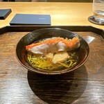 御料理 ふじ田 - 炊き合わせ：金目鯛の鱗焼き＆里芋唐揚げ、菊花出汁
      
      