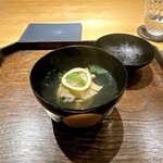 御料理 ふじ田 - お椀：蒸しエゾアワビ、玉子豆腐、叩きオクラ、輪ゆず