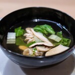 うを徳 - 2024.10 羅臼産雲子と信州産松茸のお椀（羅臼産真鱈の白子、少し傘の開いた信州産松茸、しろ菜、柚子、吸い地は真昆布と利尻昆布と本枯れ節の一番出汁）