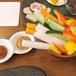 和食処 五島 有楽町店 - 野菜スティック、2種類の味噌付き