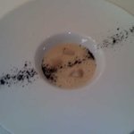 ル・ジュー・ドゥ・ラシエット  - 菊芋のヴルーテ、ホタテ、イカ墨パウダー