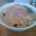 ぴうからーめん - とんこつラーメン塩の味わいは、腰のあるプリプリの中太麺に
にんにくの利いた熱々の塩とんこつスープが絡んで美味しく
最後までスープが冷えにくいのが好感触でした。