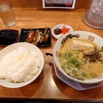 博多 金龍 倉敷店 - 餃子が大きいので他が小さく見えます。ライスは丼ぶり。