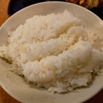 博多 金龍 - ライス。大盛りにすると茶碗ではなく丼で出てきました。