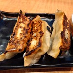 博多 金龍 - セットの餃子。大きくて食べごたえがあります。
