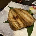 酒粋 醍醐 - 特大ほっけ3人〜4人前(左につまようじ置いてます)