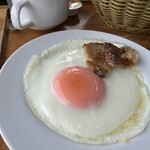 カレント - シンプルな目玉焼き、味は濃厚！