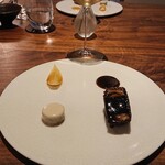 mingles - チキンルーラード、黒酢ソース、高麗人参鶏肉ワンジャ、胡麻、チャンアチ