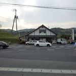 53号線挟んで店の反対に駐車場有ります