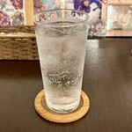 バルバルキッチンアメリ - せんべろセット(¥1,000)
      今日はレモンサワー。
      生ビールはメニューから無くなっていて、瓶ビールだと追加料金が派生するらしい。これって『せんべろ』って言えるのか？疑問ではある。
