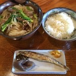 Gorobitsu An - 「肉うどん定食(980円)」。白ご飯にメザシ、こんにゃくと昆布のお煮しめ、たくわんというシンプルさが泣かせます。そしていちいち美味しいんだから、更に泣ける♡