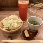 串カツ ゆらり亭 - トマト酢酎ハイ＆付き出しキャベツ＆つけ出汁！