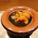 鮨 つきうだ - 鮑の肝ソースに雲丹を入れる