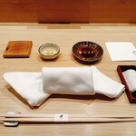 鮨 つきうだ - リボンの形が可愛い。左が梅酢、右が醤油