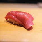 こま田 - 宮城産の、血合いギシの中トロ。あぶらがとてもキレイ♫