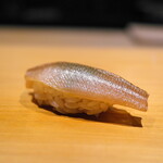 こま田 - 香り豊かなキス。大葉を挟んで漬け、皮は湯引き。ああ美味しいなぁ。