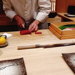 鮨 つきうだ - 目の前で手捌きを見れるのは嬉しい