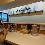 中華ソバ ちゃるめ - 店内（壁のカウンターはお酒じゃなくて醤油です。）