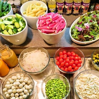 新鮮サラダバーも食べ放題で！カレーやアイスも食べ放題！