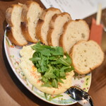 ワインバー バッカス - 今、セレブに人気の中東諸国の家庭料理「フムス」（８５０円）２０２４年１０月