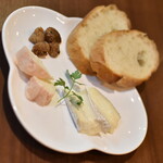 ワインバー バッカス - チーズとドライフルーツ（８５０円）２０２４年１０月