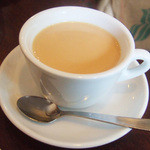 パーラー江古田 - 甘いものとセットのミルクティー