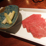 よろにく - トウガラシとホワイトアスパラと松永昆布の肉巻き