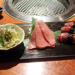 よろにく - センマイポン酢、ヒレ炙り、ハラミの漬けにぎり