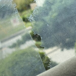 ニュー高根 - 125号に面した窓ガラスが恐ろしく汚れている…と思ったら、貼られた遮光フィルムが劣化したもののよう。何にしても極めてイメージが悪い。