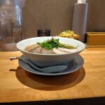 麺家 たけ田 - 醤油らぁ麺とウマズラハギのタルタル丼