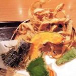 うどん亭 瀬戸香 - お野菜って天ぷらにすると甘味が増すよね。
      このごぼうが香ばしくて美味しいよ。