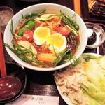 注文したのは、こちらの名物メニュー、
          七菜カレーうどん(サラダ＆デザート付)。具だくさんで美しいね～
          