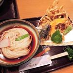 うどん亭 瀬戸香 - 野菜天ぷらぶっかけうどん
      (ごぼうの変わり揚げ、他お野菜の天ぷら付)麺がきれいだね。ごぼうの変わり揚げがビジュアル的にインパクト大～
      