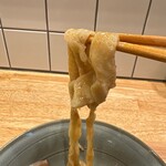 だしと麺 遊泳 - 油そばの自家製麺リフトアップ