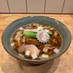 だしと麺 遊泳 - だしそば中太麺1050円