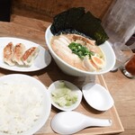 餃子と炙り こけこっこ - 緑ザーサイがまた、美味しい