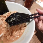 餃子と炙り こけこっこ - 海苔巻で頂きます。