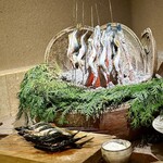 徳ㇵ本也 - ❼焼き子持ち鮎
      〜琵琶湖産の子持ち鮎。囲炉裏でじっくりと焼き上げるが、スペシャリテとなる囲炉裏は輻射熱で割と短時間で内臓までしっかり焼け、頭から丸ごとかぶりつける豪快さが良いね♫ 