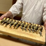 徳ㇵ本也 - ❼焼き子持ち鮎
      〜琵琶湖産の子持ち鮎。囲炉裏でじっくりと焼き上げるが、スペシャリテとなる囲炉裏は輻射熱で割と短時間で内臓までしっかり焼け、頭から丸ごとかぶりつける豪快さが良いね♫